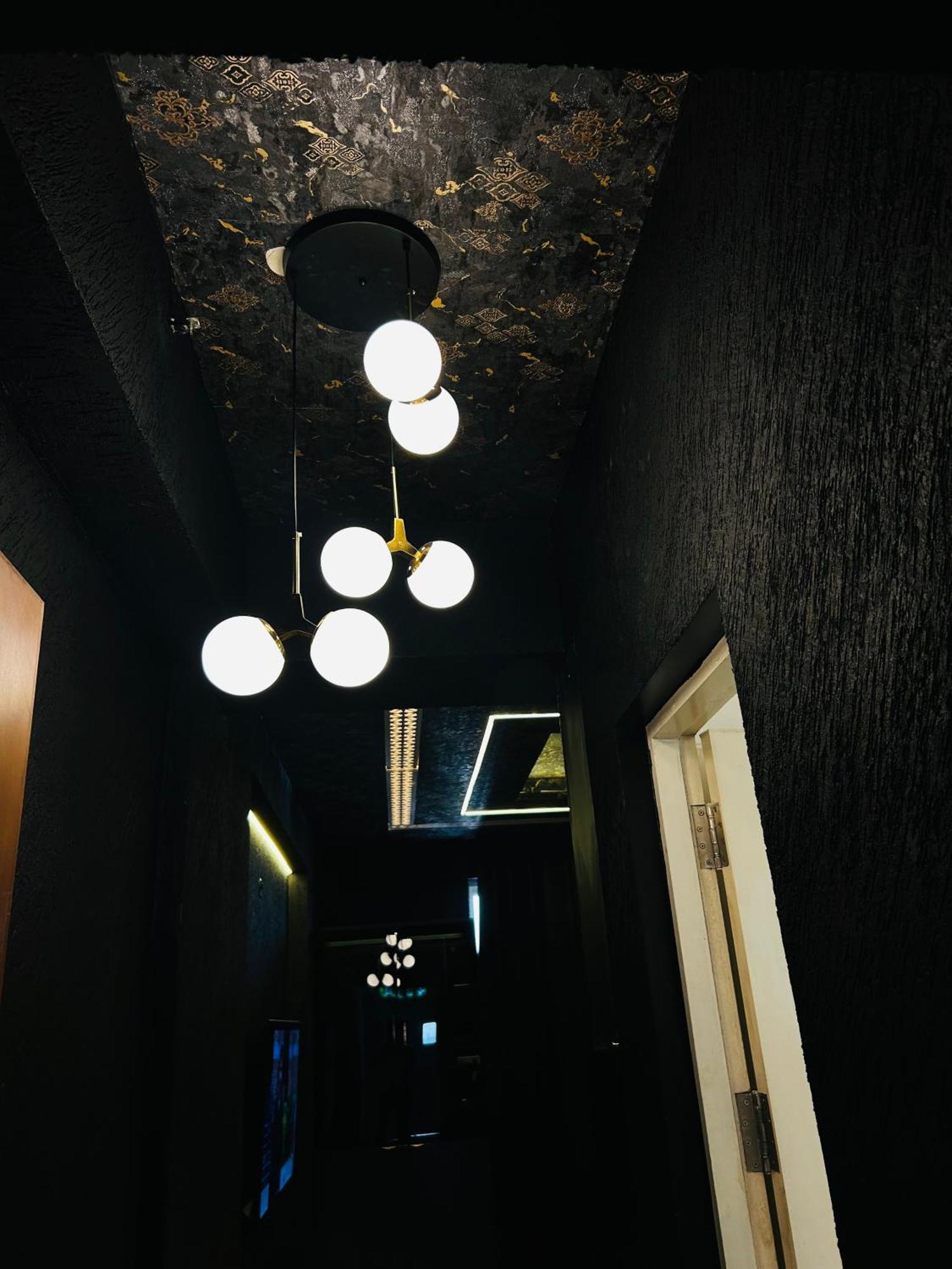 Shades Of Black 2 Hotel Lucknow Bagian luar foto