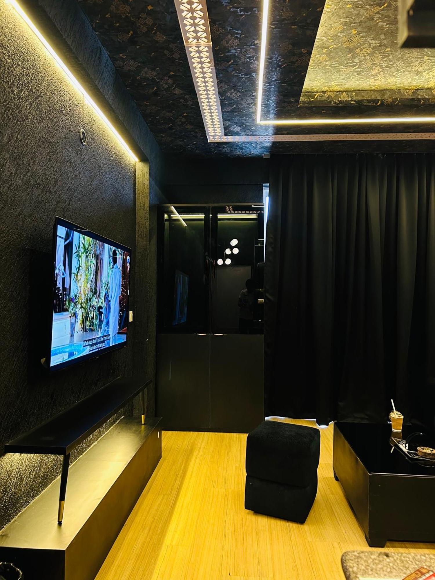 Shades Of Black 2 Hotel Lucknow Bagian luar foto