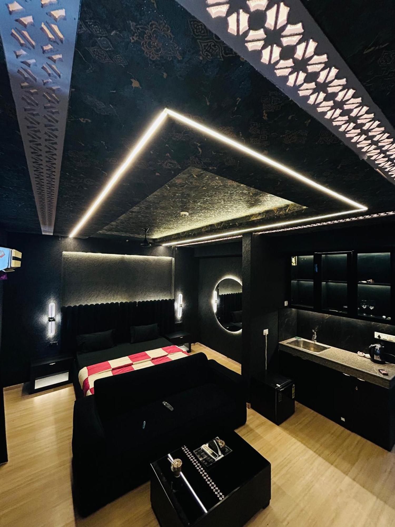 Shades Of Black 2 Hotel Lucknow Bagian luar foto